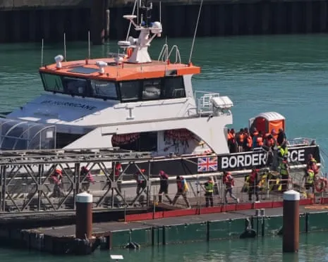 UK Ministers Affirm Migrant Returns Deal with France Will Proceed Amid Legal Injunction