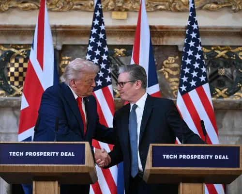 Donald Trump Turns Fire on Putin and Commends UK in Press Conference with Keir Starmer